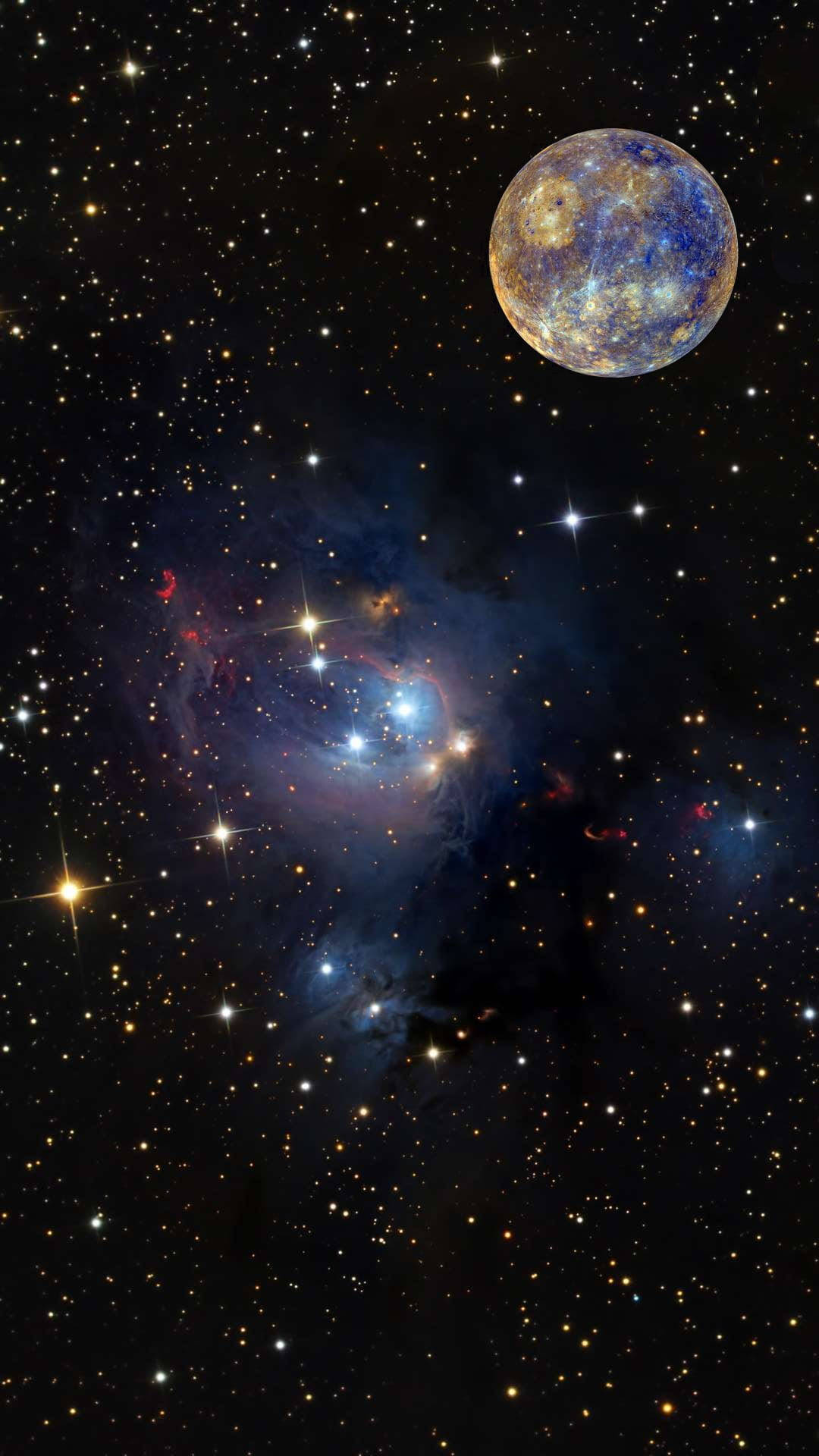 銀河 桌布 壁紙 — 一個充滿活力的宇宙星雲在星空中散發著藍色和紅色的光芒，附近漂浮著一顆細節豐富的行星。