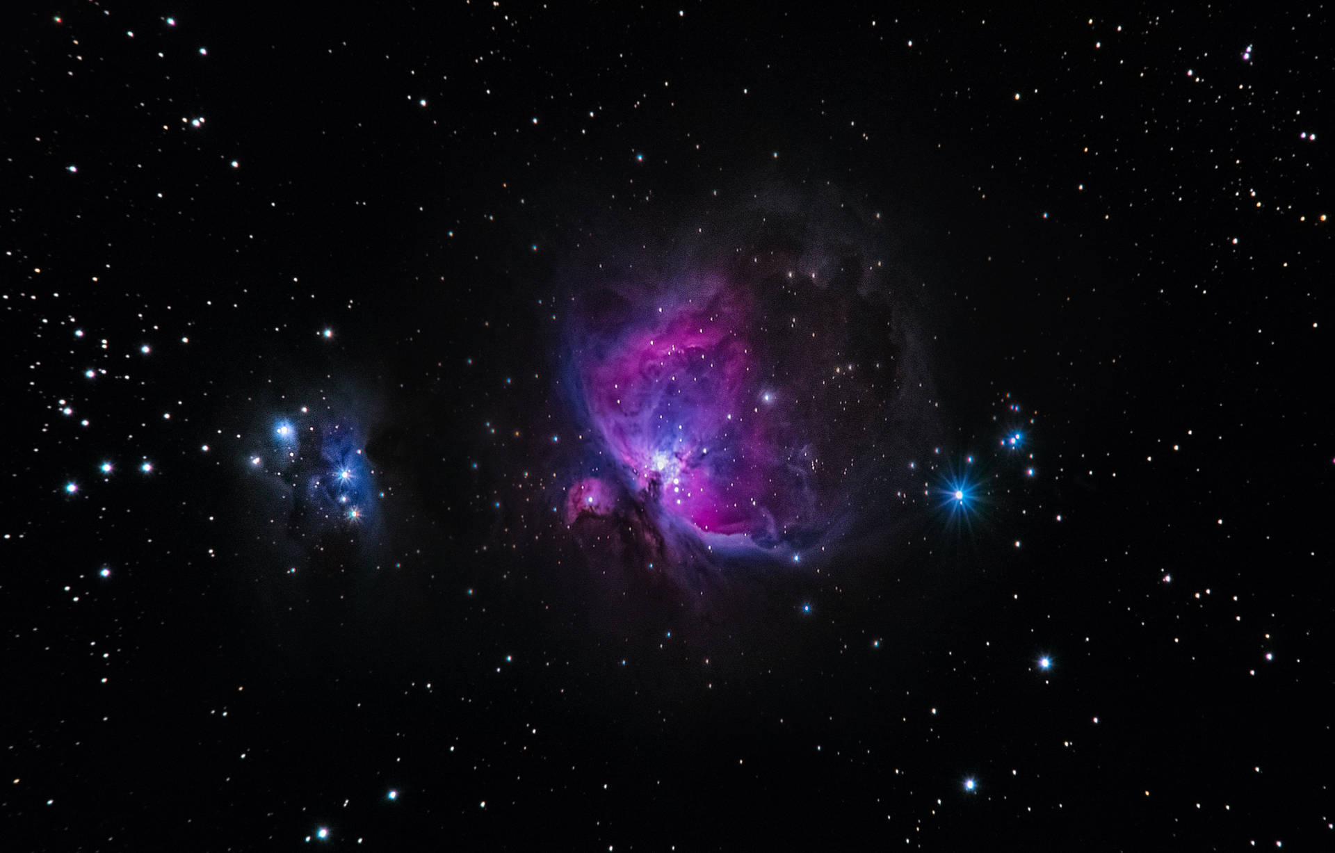 深空中被星星環繞的充滿活力的紫色和藍色星雲。 — 閃爍 GIF 壁紙