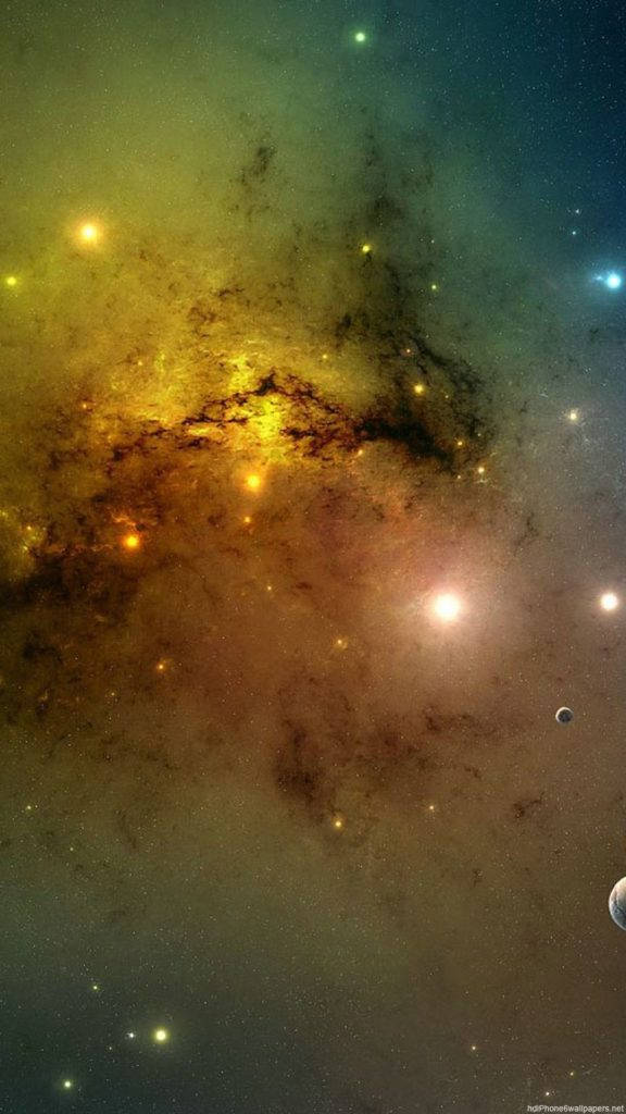 銀河 iPhone 桌布 壁紙 — 一個充滿活力的宇宙星雲散發出金橙色和藍綠色的光芒，星星在浩瀚的太空閃爍。