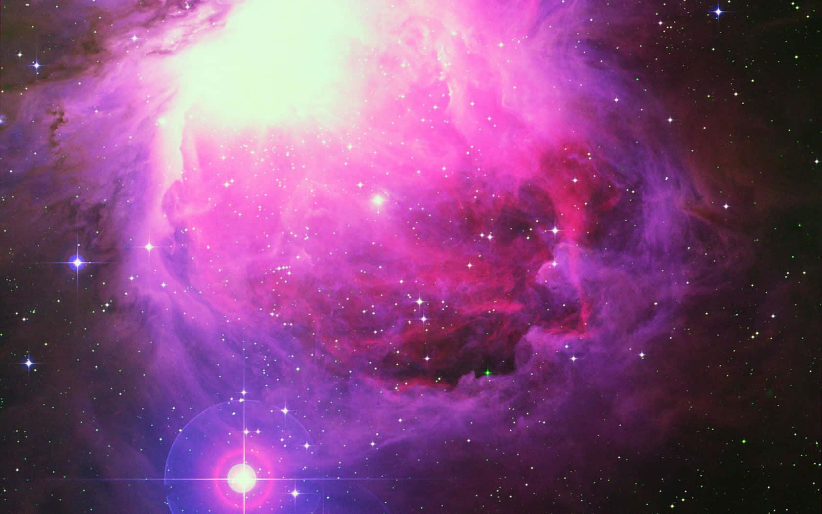 外太空 桌布 壁紙 — 一個充滿活力的宇宙星雲散發著粉紅色、紫色和白色的色調，周圍環繞著閃爍的星星，映襯著黑暗的虛空。