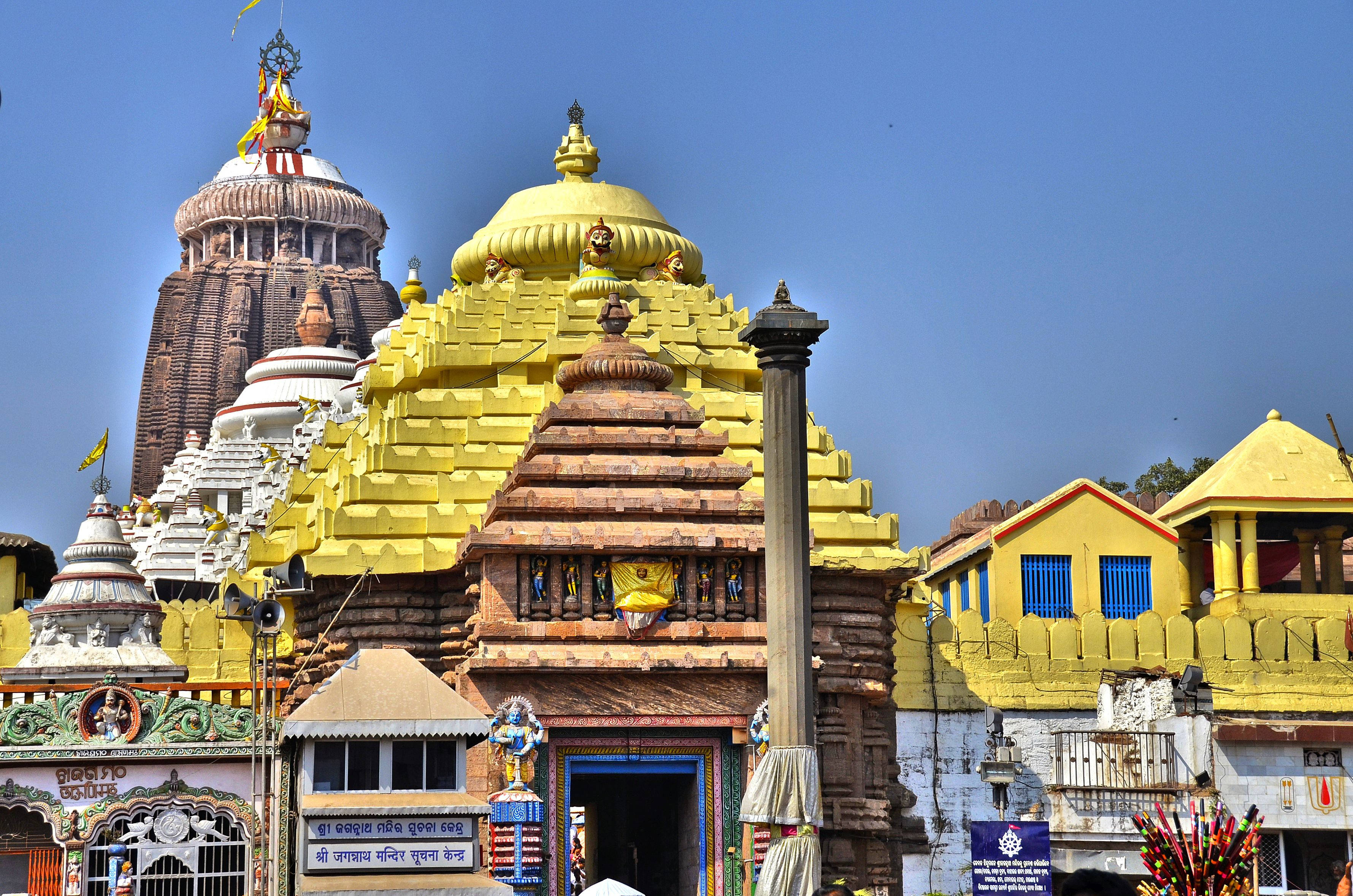 Hyderabad 桌布 壁紙 — 一個充滿活力的寺廟建築群，擁有金色圓頂和紅磚結構，在清澈的藍天下。