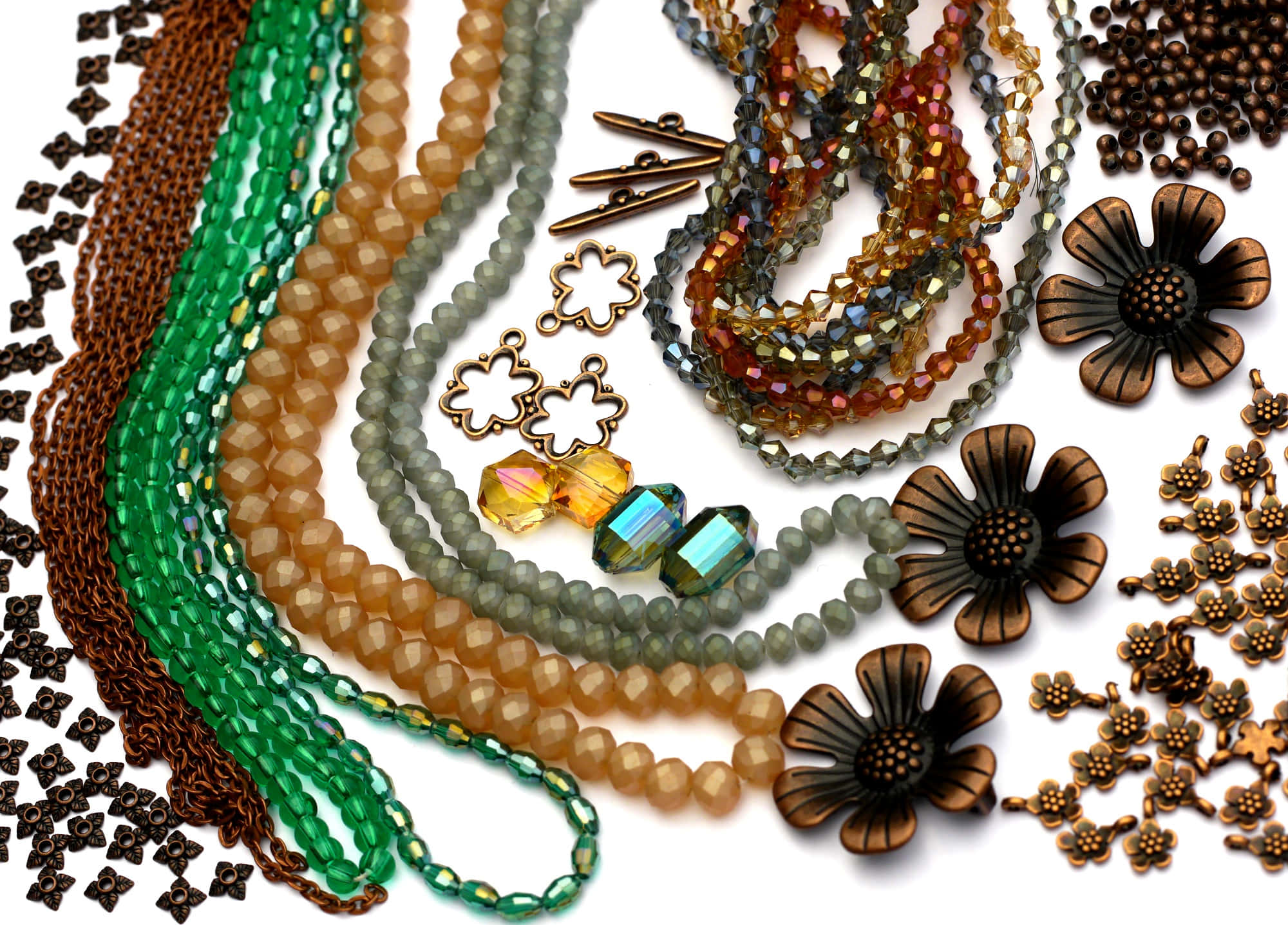 Bead 桌布 壁紙 — 一個充滿活力的平鋪擺拍，展示了各種珠子鏈條和金屬花朵飾物，排列在白色背景上。