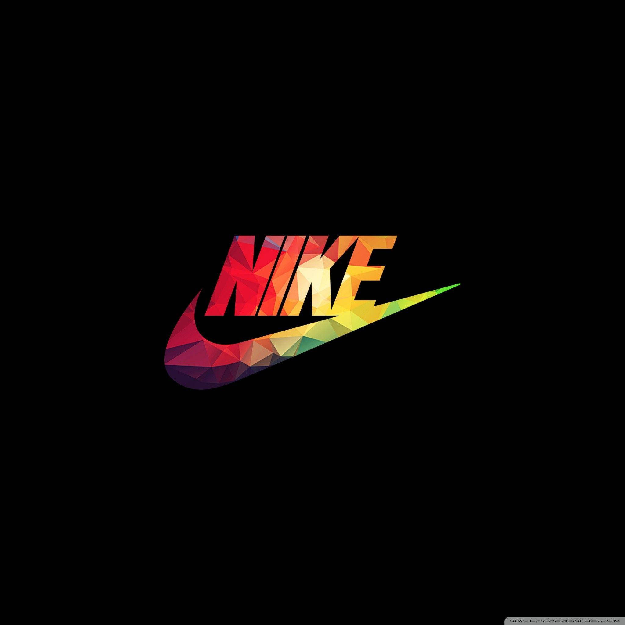 Nike iPhone 桌布 壁紙 — 一個充滿活力的幾何Nike標誌，帶有彩虹多邊形色彩，在純黑色背景上脫穎而出。
