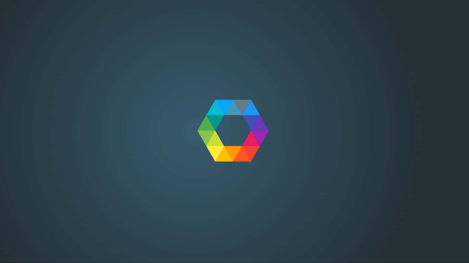 colors 桌布 壁紙 — 一個充滿活力的幾何六邊形，由彩虹色三角形組成，居中在深藍綠色漸變背景上。