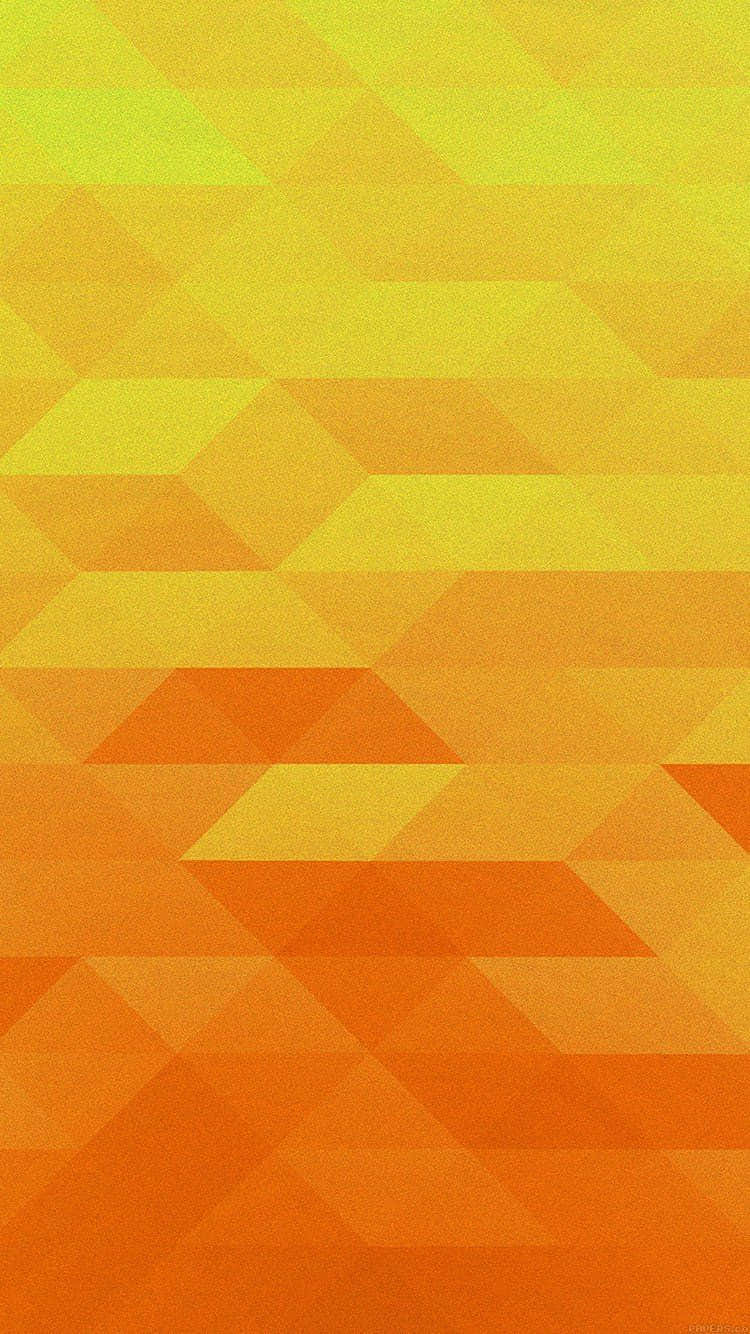Yellow Pattern 桌布 壁紙 — 一個充滿活力的幾何圖案，由黃色和橙色的漸變色重疊三角形組成。