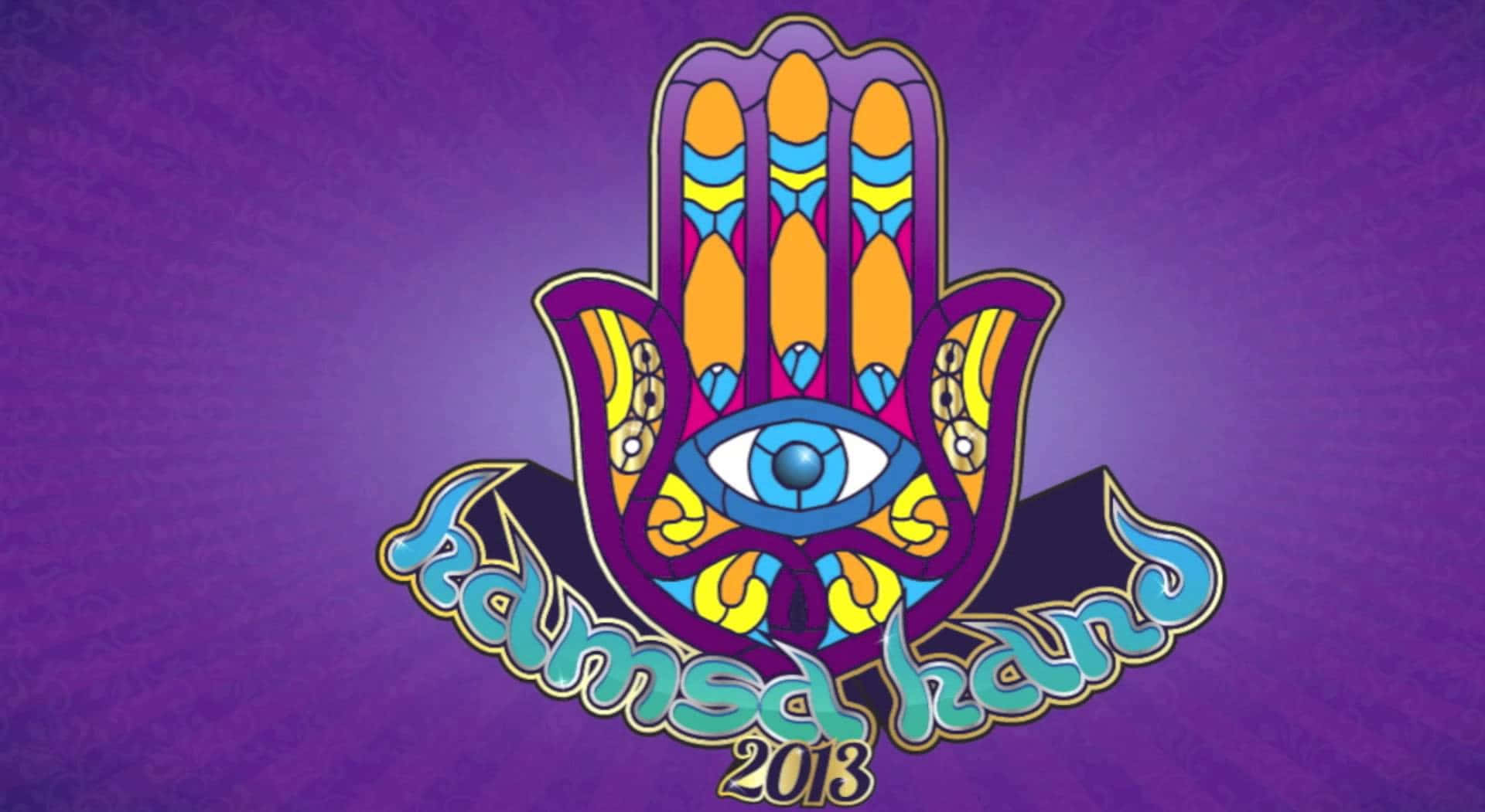 Hamsa 桌布 壁紙 — 一個充滿活力的彩繪玻璃風格哈姆薩之手，中心有一隻眼睛，置於帶紋理的紫色背景上。