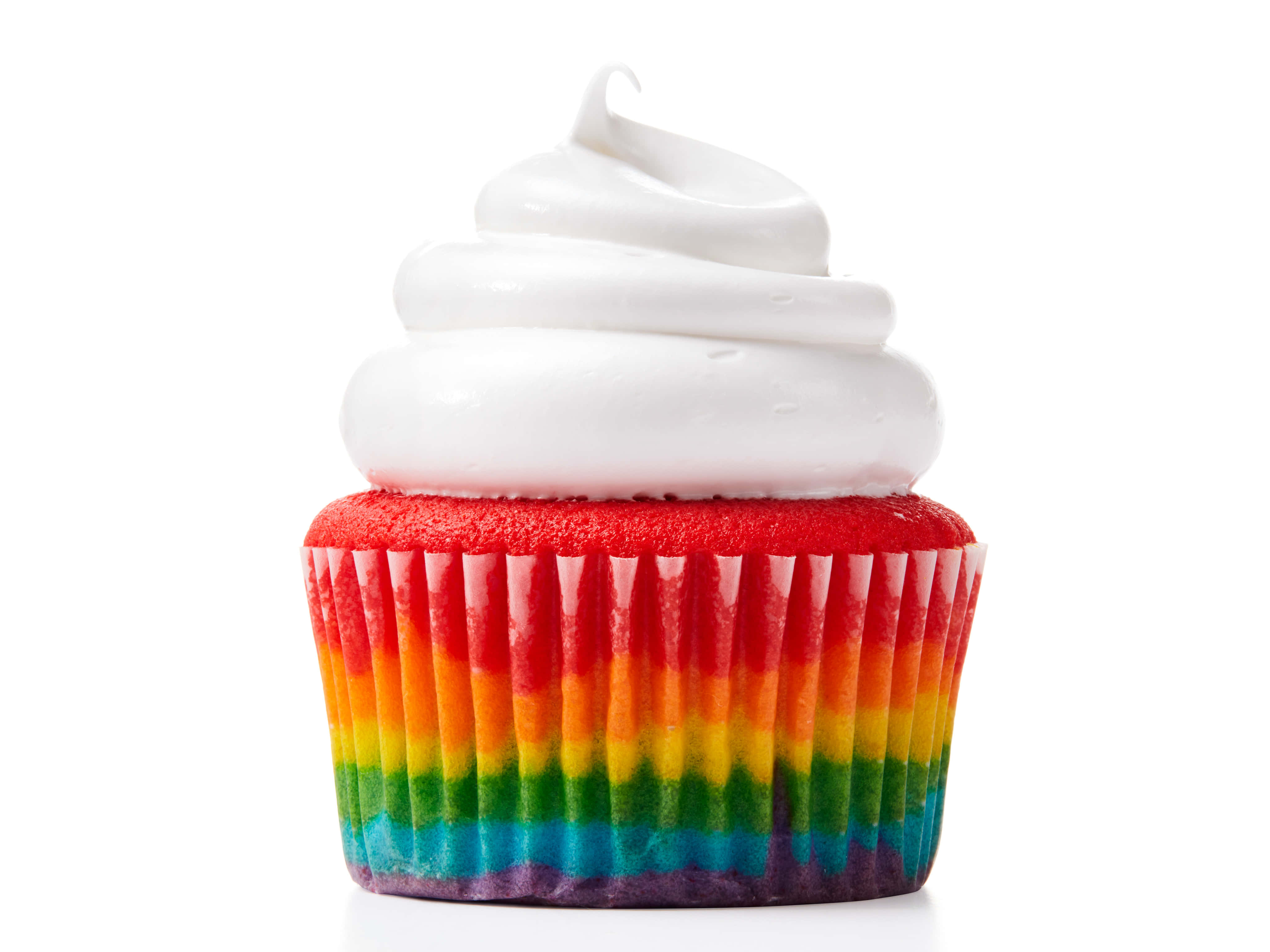 Cupcake 桌布 壁紙 — 一個充滿活力的彩虹分層杯子蛋糕，配上白色糖霜，孤立在純白色背景上。