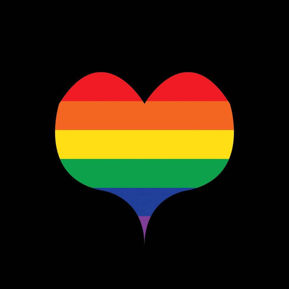 Rainbow Heart 桌布 壁紙 — 一個充滿活力的彩虹心形標誌，在純黑色背景上散發著驕傲與愛。