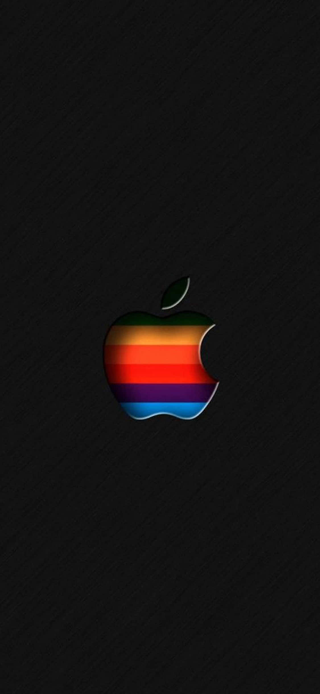 蘋果 桌布 壁紙 — 一個充滿活力的彩虹條紋Apple標誌，居中於有紋理的黑色背景上。