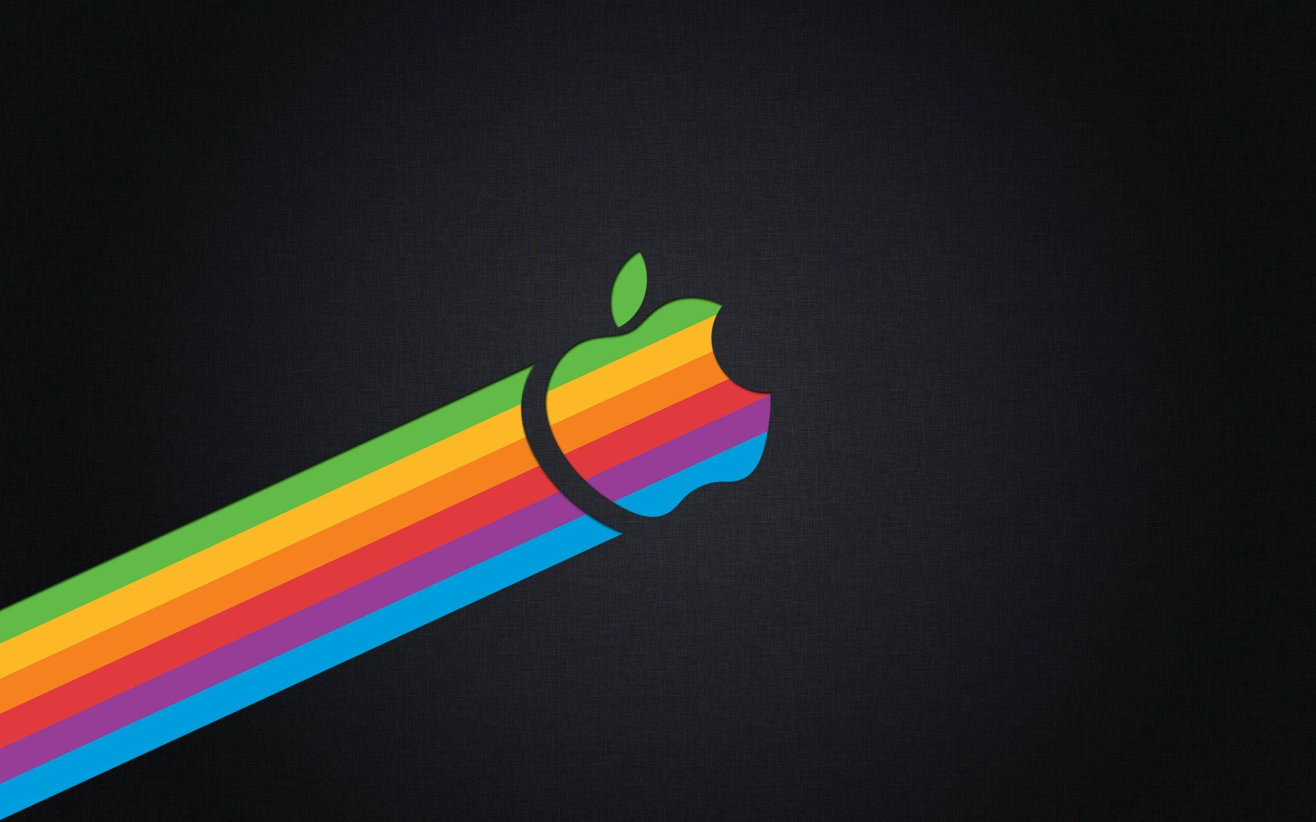 Mac 桌布 壁紙 — 一個充滿活力的彩虹條紋Apple標誌在深色紋理背景上發光。
