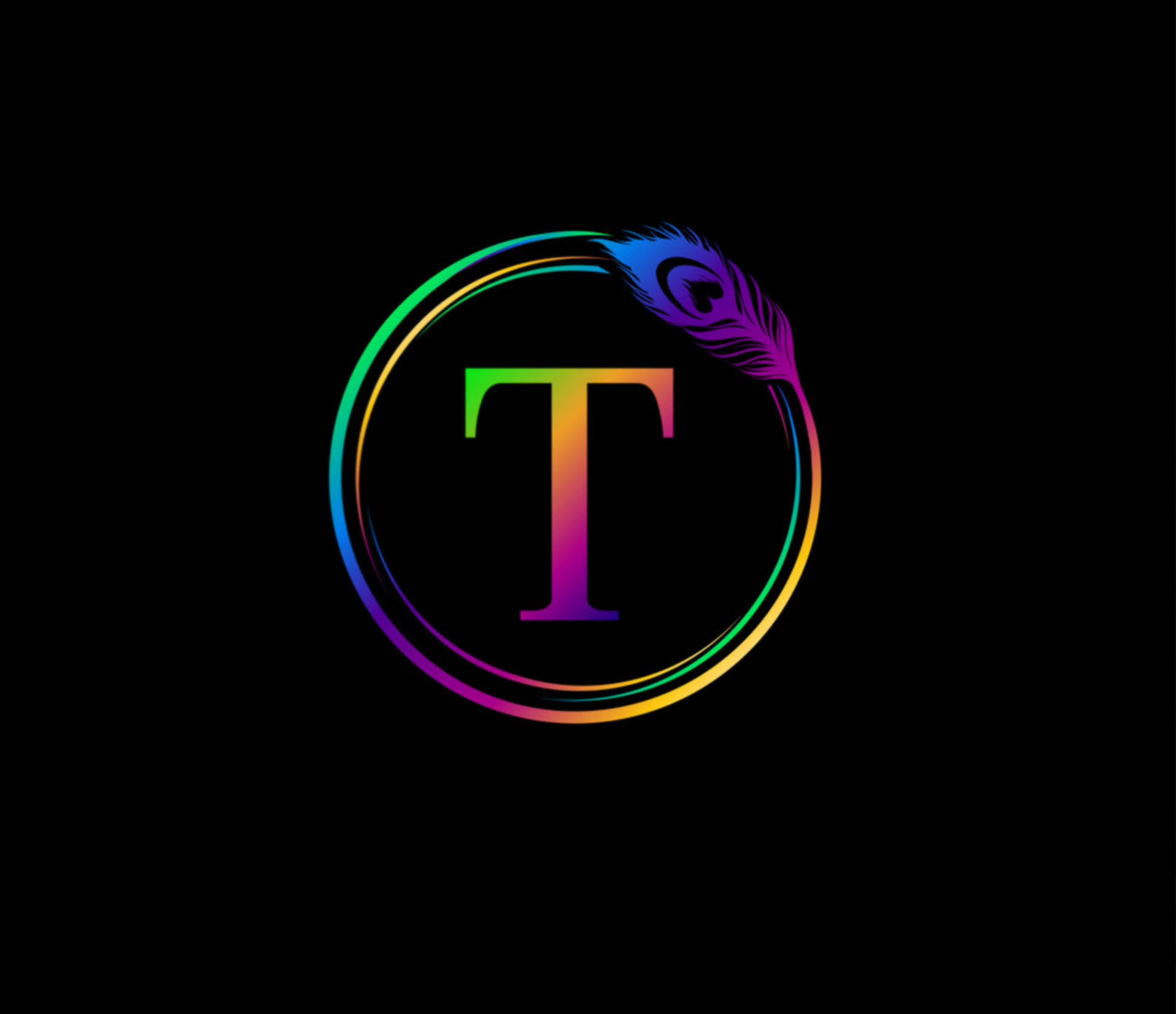 t 桌布 壁紙 — 一個充滿活力的彩虹漸變字母T，被一個帶有孔雀羽毛的圓圈包圍，背景為黑色。