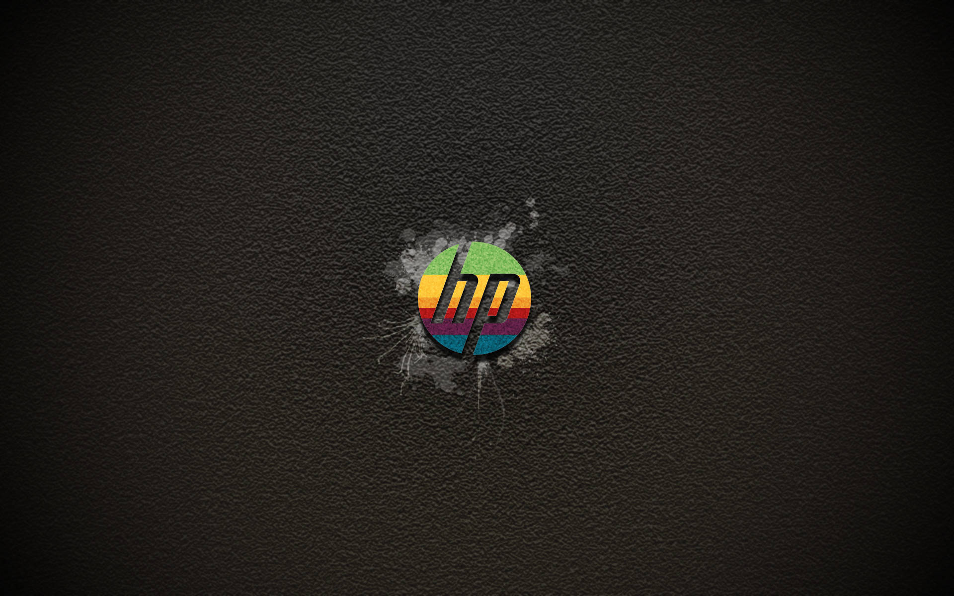 Hp Laptop 桌布 壁紙 — 一個充滿活力的彩虹色HP標誌，像油漆爆炸一樣濺在深色紋理背景上。
