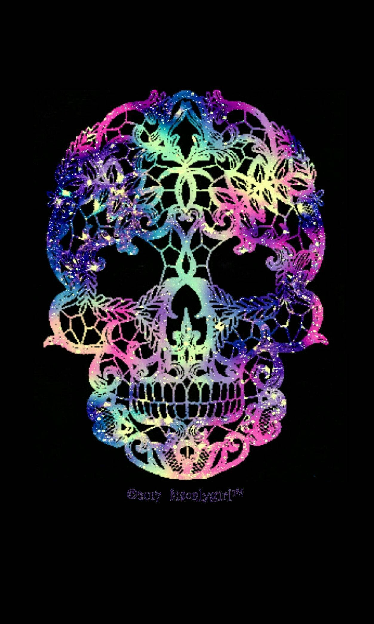 Cute Skeleton 桌布 壁紙 — 一個充滿活力的彩虹色蕾絲骷髏頭，帶有閃閃發光的細節，置於純黑色背景上。