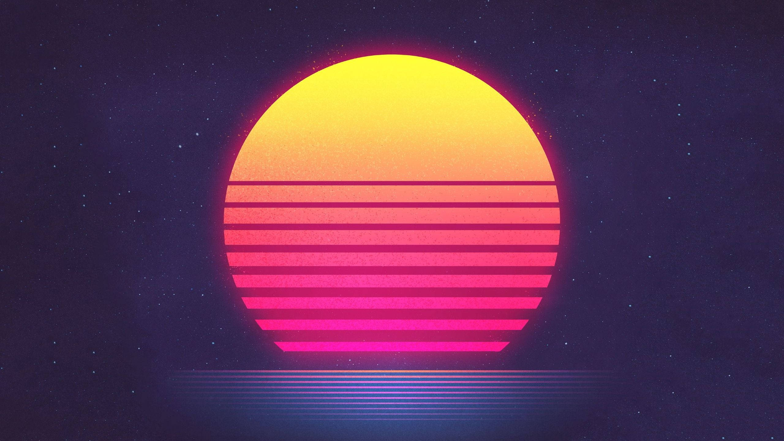 Outrun 桌布 壁紙 — 一個充滿活力的復古太陽，帶有水平條紋，在繁星點點的紫色夜空和發光的地平線中閃耀。
