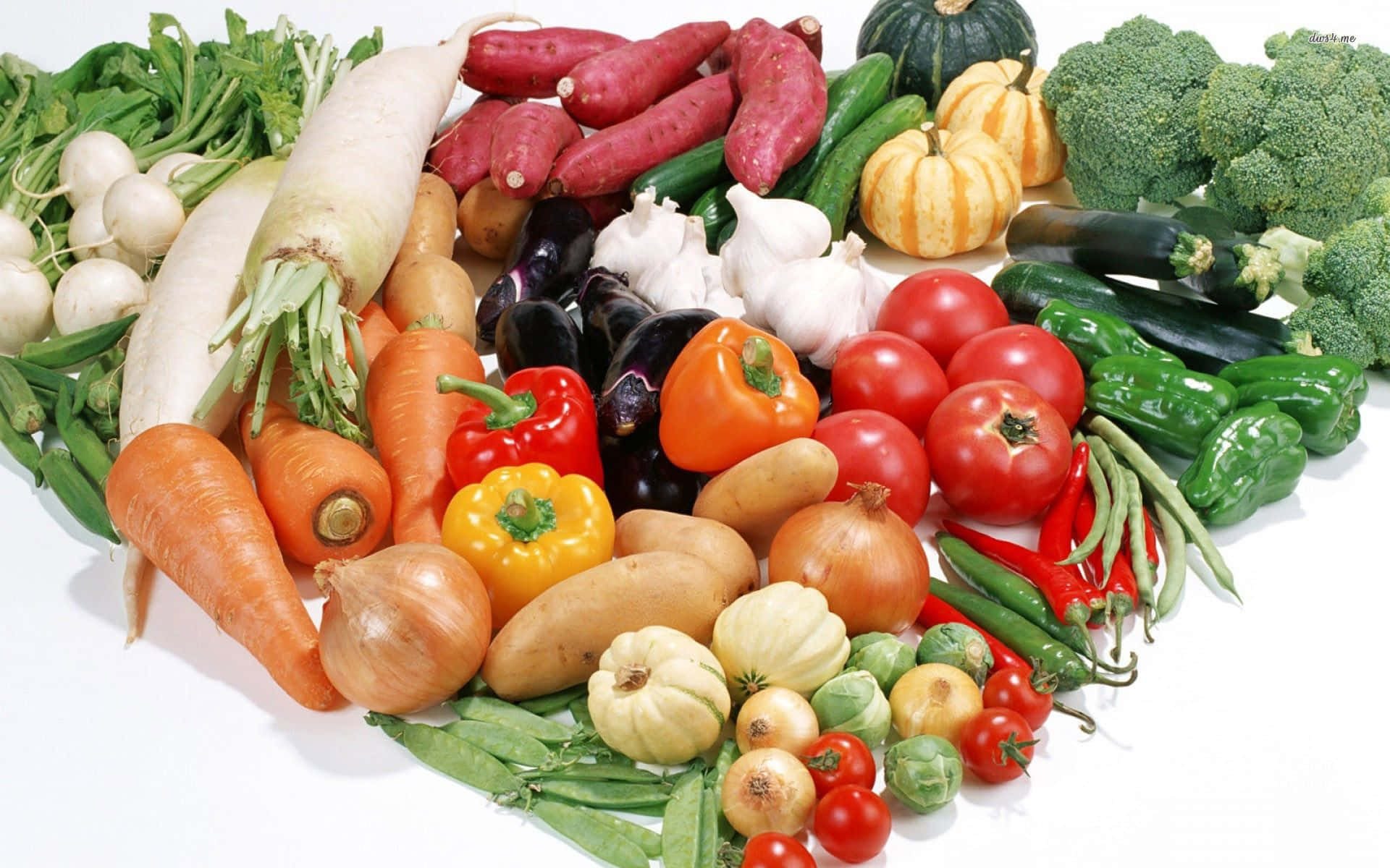 Vegetables 桌布 壁紙 — 一個充滿活力的心形新鮮彩色蔬菜擺盤，包括紅蘿蔔、番茄和西蘭花，以潔白背景襯托。
