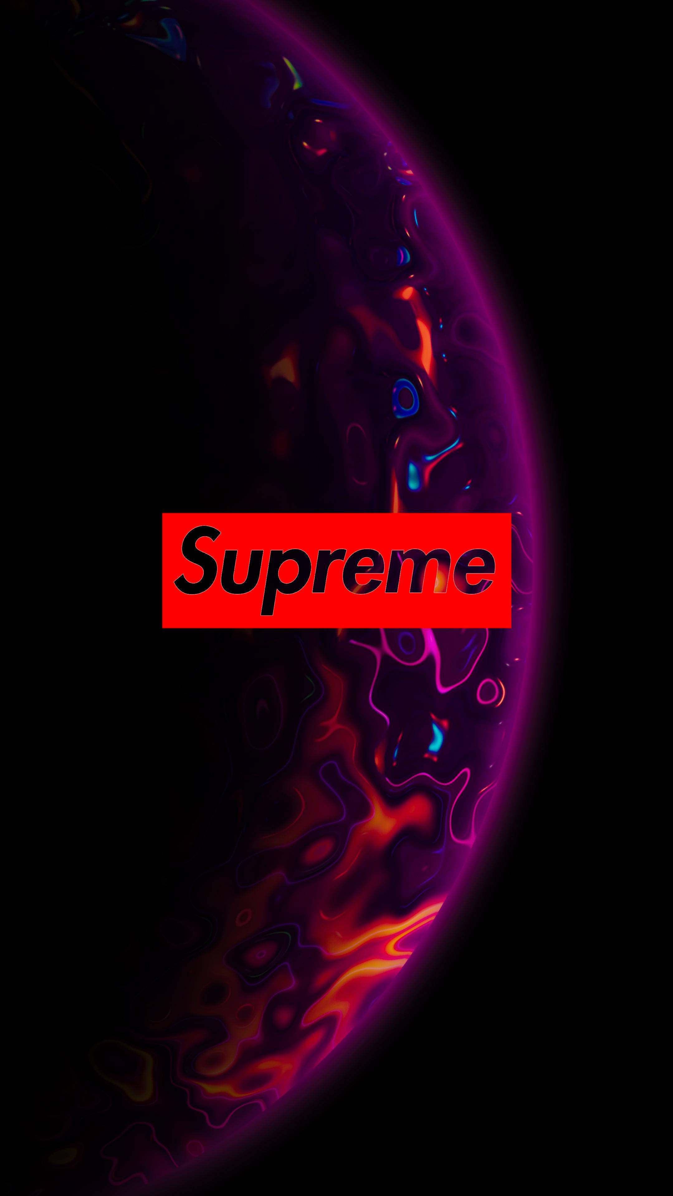 supreme aesthetic 桌布 壁紙 — 一個充滿活力的抽象星球，帶有旋轉的紫色、橙色和藍色色調，在黑色虛空中置有一個醒目的紅色Supreme標誌。