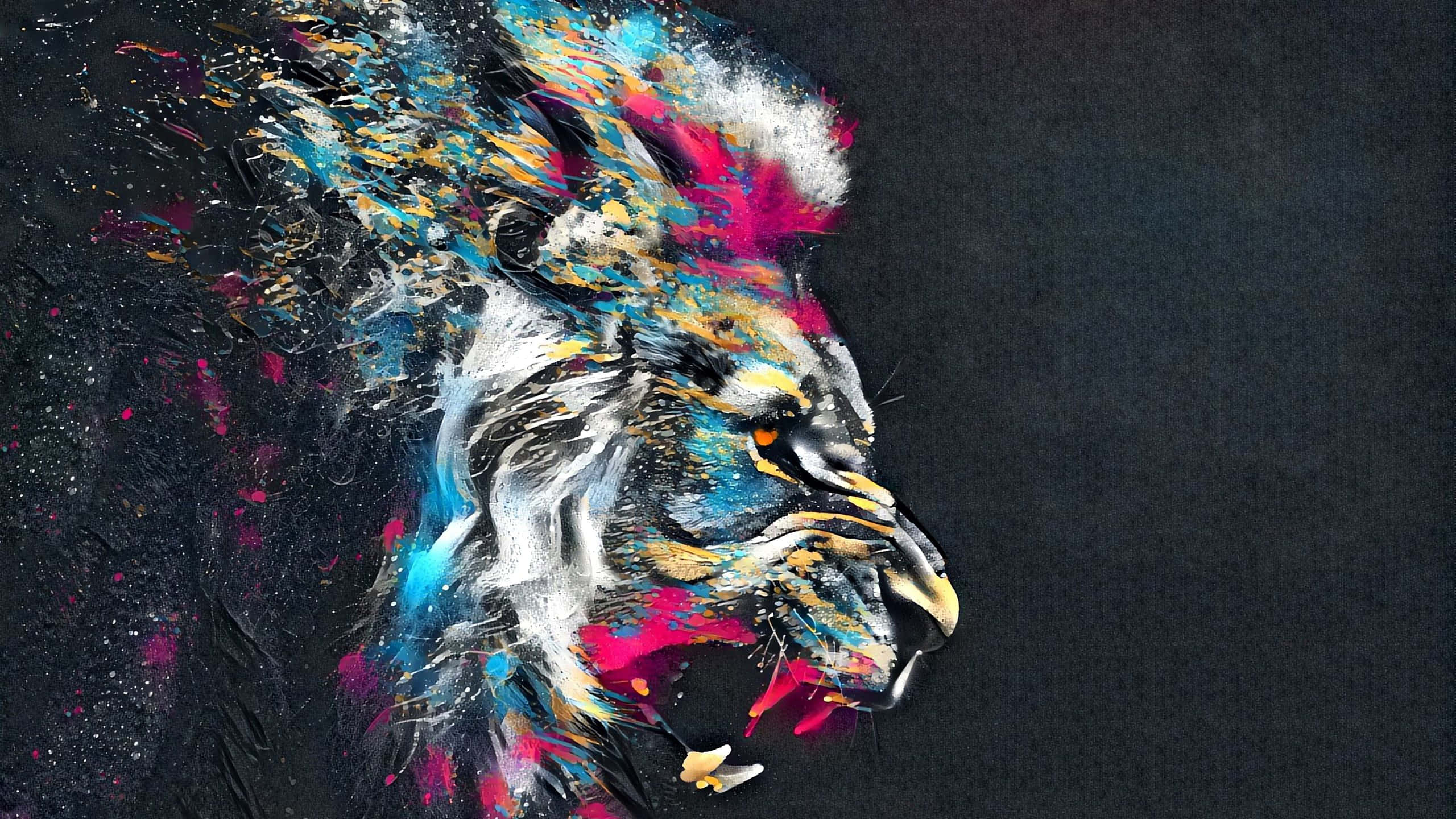 Roaring Lion 桌布 壁紙 — 一個充滿活力的抽象獅子頭，以藍色、粉紅色和金色的潑濺繪製在深色紋理背景上。