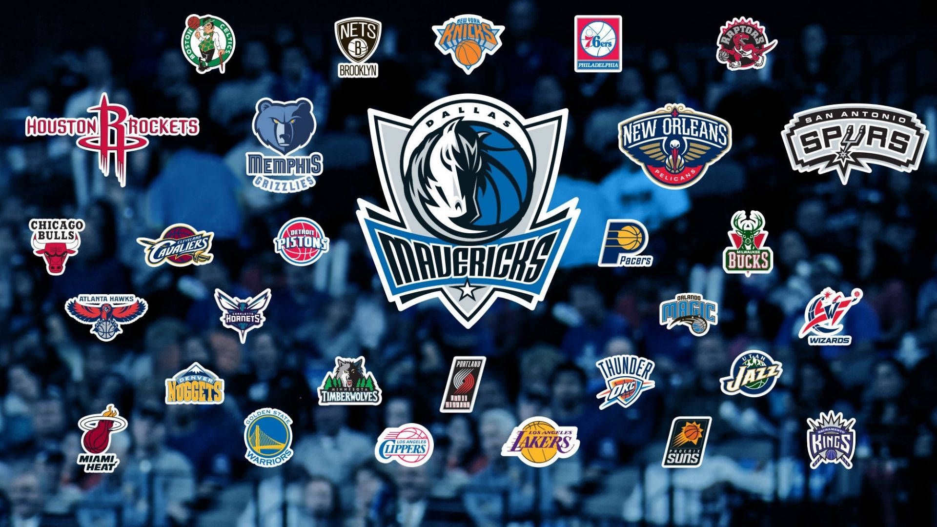 Mavericks 桌布 壁紙 — 一個充滿活力的拼貼畫，NBA球隊標誌漂浮在模糊的籃球場觀眾上方。