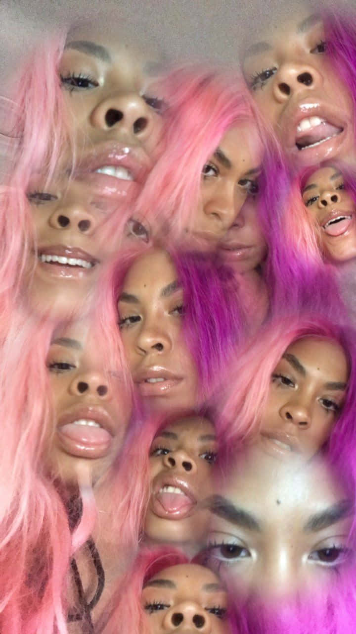 Rico Nasty 桌布 壁紙 — 一個充滿活力的拼貼畫，包含多張自拍照，主角擁有粉紅色和紫色頭髮，做出俏皮的表情。