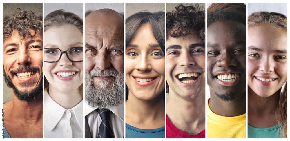 Smile 桌布 壁紙 — 一個充滿活力的拼貼畫，展示了七個不同種族和年齡的笑臉特寫肖像。