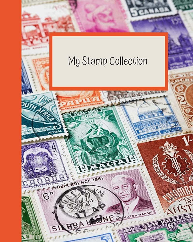 Stamp 桌布 壁紙 — 一個充滿活力的拼貼畫，展示來自世界各地的復古郵票，放在一個橙色書脊和米色標籤的剪貼簿中，標籤上寫著我的郵票收藏。