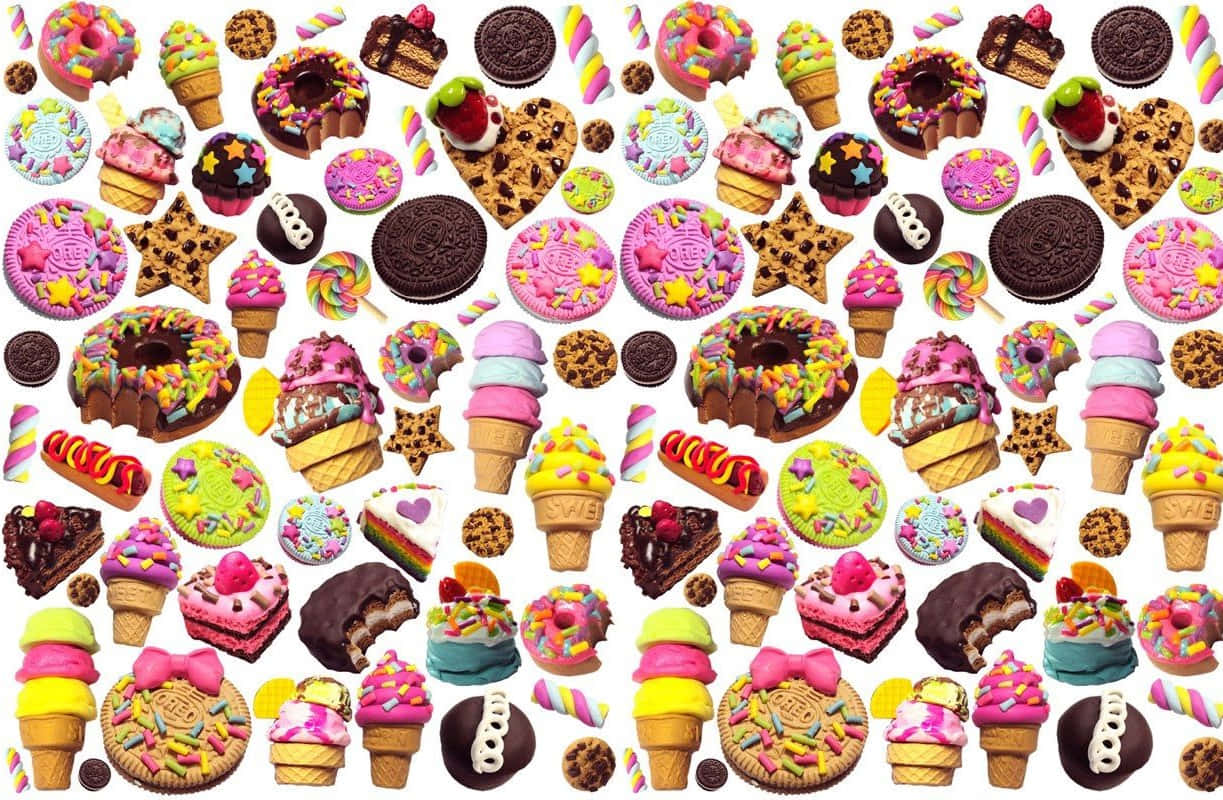 Cute Food 桌布 壁紙 — 一個充滿活力的拼貼畫，展示各種色彩繽紛的甜點，包括甜甜圈、冰淇淋甜筒、餅乾和棒棒糖，密集地排列在白色背景上。