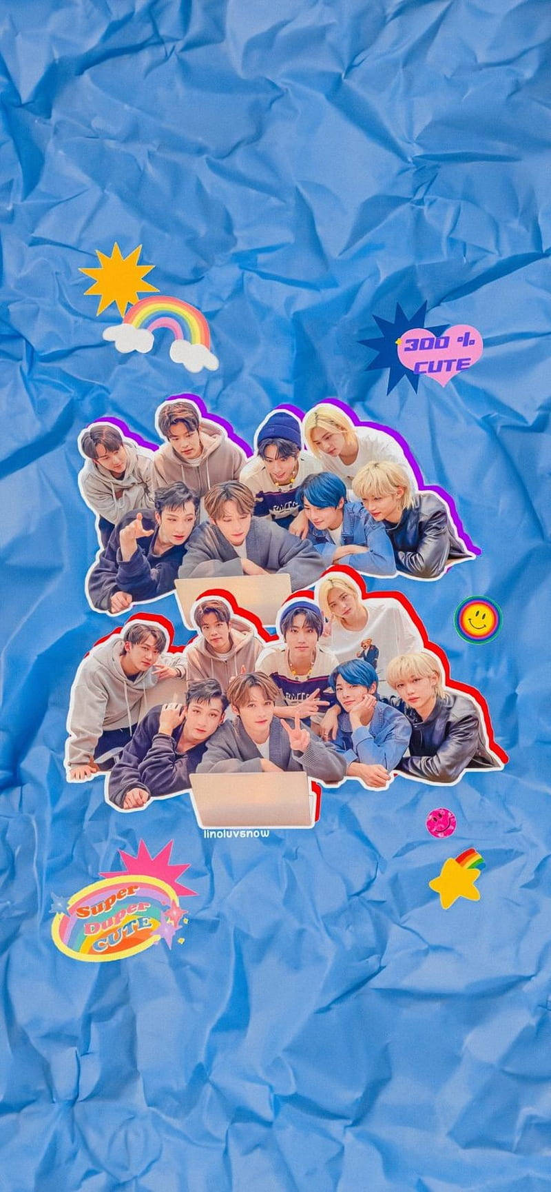 Kpop Aesthetic 桌布 壁紙 — 一個充滿活力的拼貼畫，年輕男子穿著休閒服裝，排列在皺巴巴的藍色紙上，配有彩虹太陽和可愛貼紙。