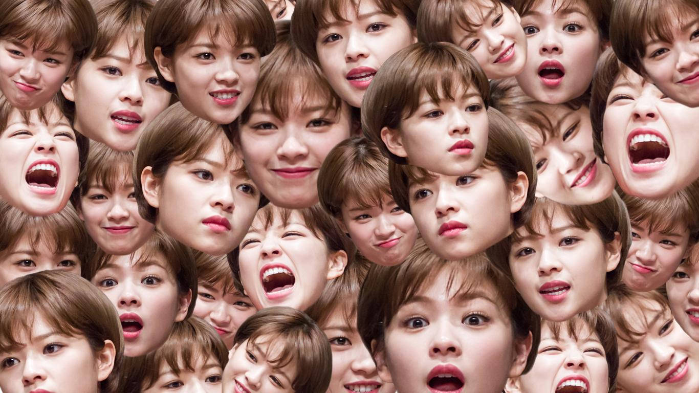 twice 桌布 壁紙 — 一個充滿活力的拼貼畫，由相同的年輕女性面孔組成，以重複圖案展現誇張的震驚和喜悅表情。
