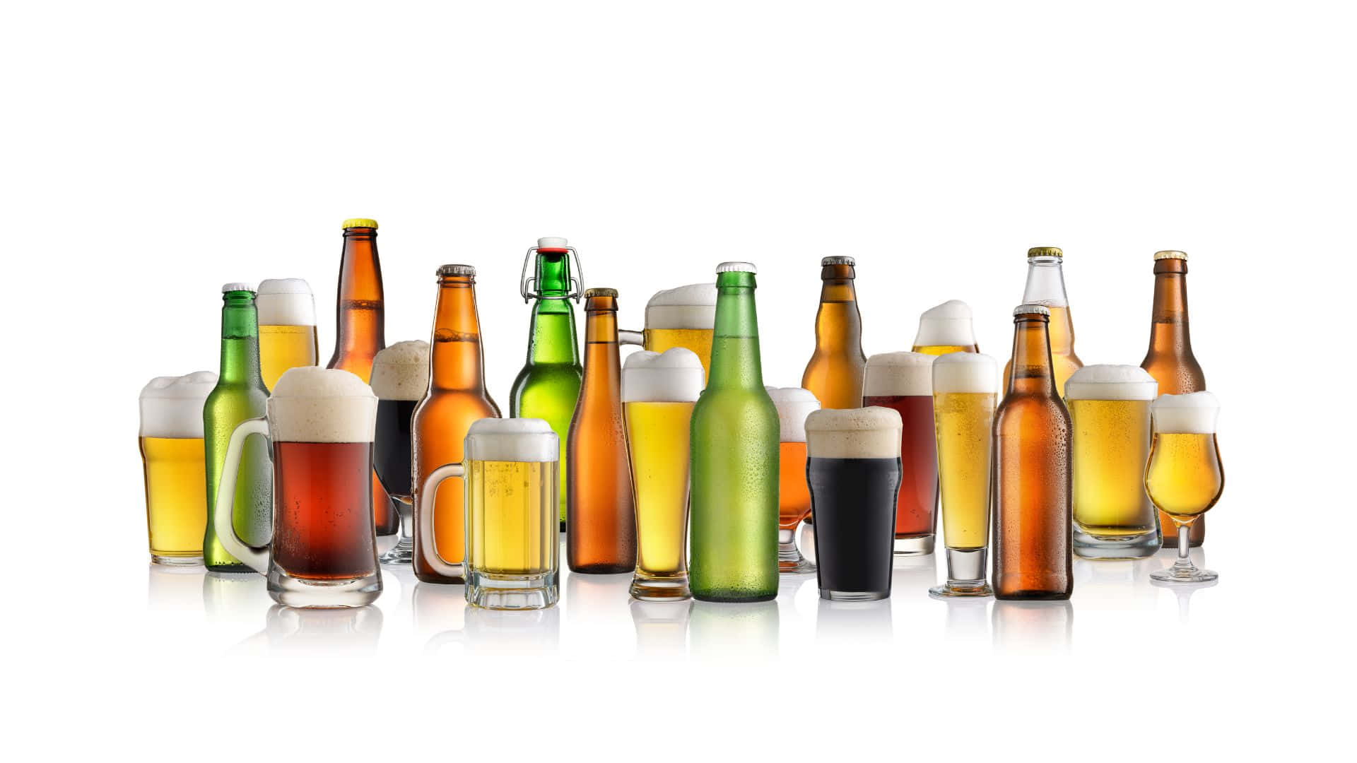 Beer 桌布 壁紙 — 一個充滿活力的收藏，包含各種啤酒瓶和裝滿泡沫啤酒的杯子，整齊地排列在純白色背景上。