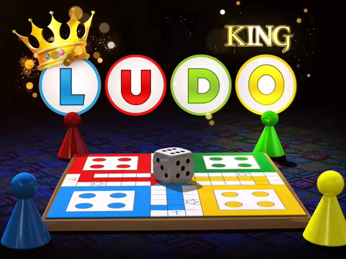 桌布 壁紙 — 一個充滿活力的數位Ludo遊戲板，上面有色彩繽紛的棋子、骰子，以及在閃爍的深色背景上，KING字樣上方有一個金色皇冠。