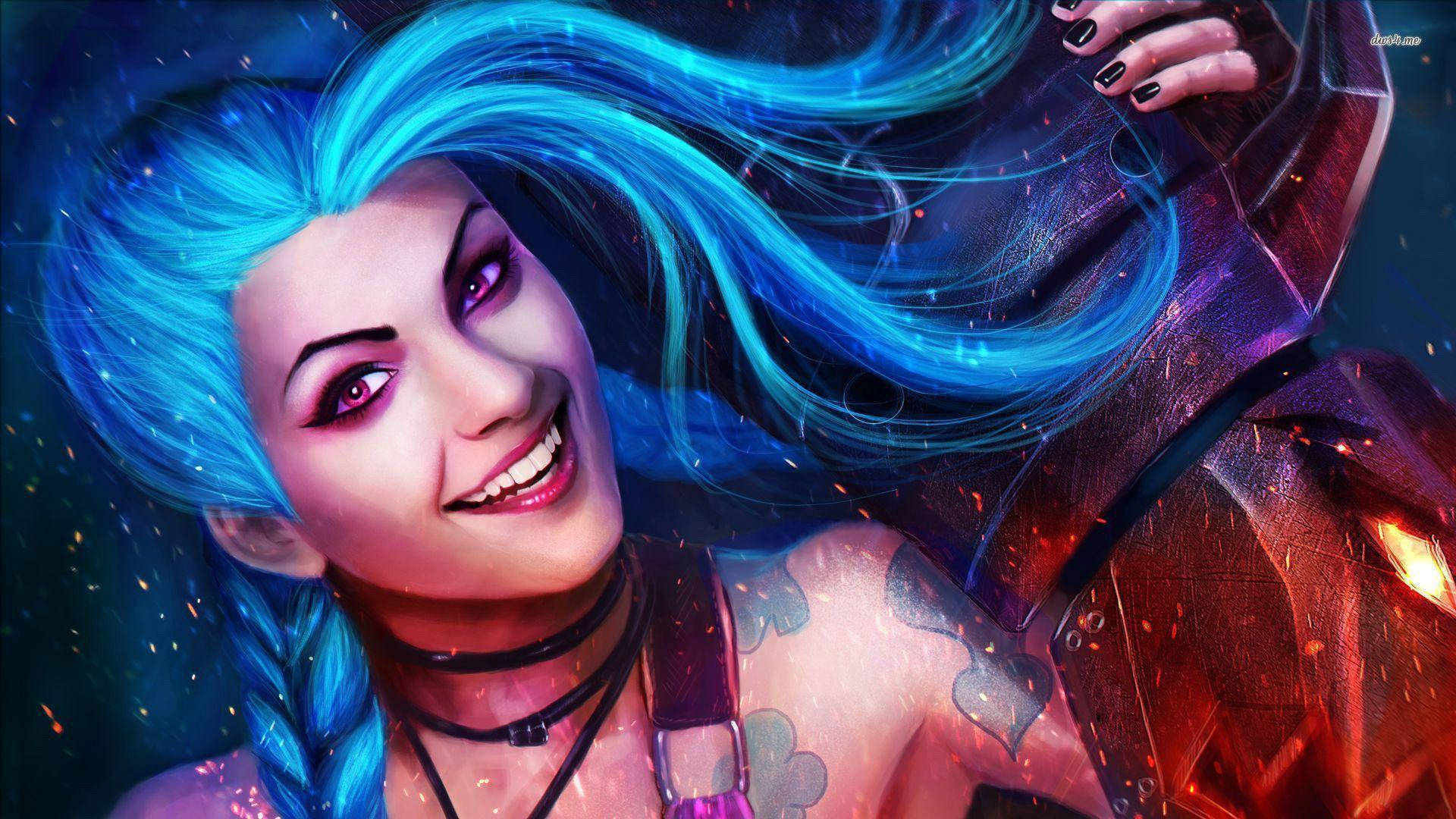 Jinx 桌布 壁紙 — 一個充滿活力的數位肖像，描繪一位微笑的女性，擁有電光藍色頭髮和發光的眼睛，手持火焰武器。
