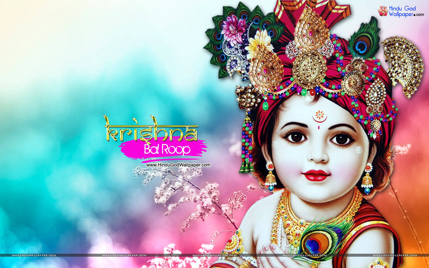 Bal Krishna 桌布 壁紙 — 一個充滿活力的數位肖像，描繪嬰兒克里希納佩戴金色珠寶和孔雀羽毛皇冠，背景是色彩繽紛的漸變天空。