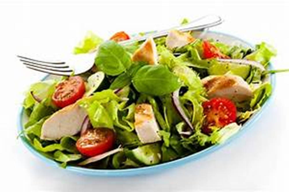 tomato 桌布 壁紙 — 一個充滿活力的新鮮沙拉，有烤雞肉、櫻桃番茄和羅勒，放在淺藍色盤子上，配以叉子。