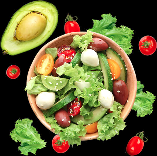 Healthy Food 桌布 壁紙 — 一個充滿活力的新鮮沙拉碗，配有酪梨、櫻桃番茄、橄欖和莫札瑞拉起司，周圍散落著綠色蔬菜，背景為黑色。