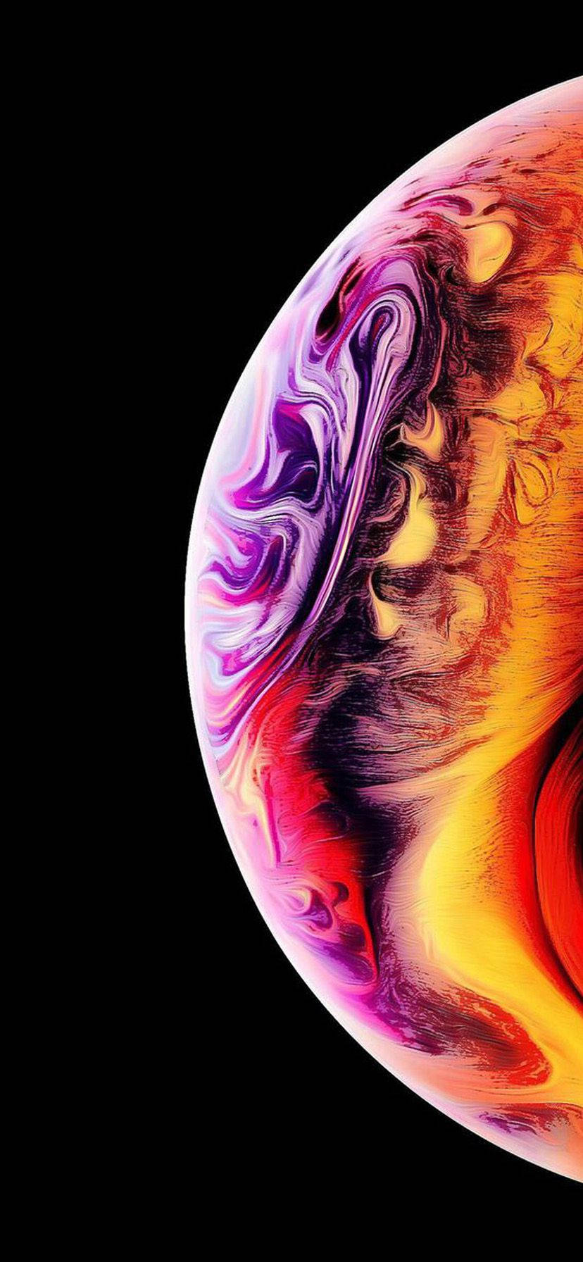 iPhone XR 桌布 壁紙 — 一個充滿活力的旋轉抽象球體，帶有火熱的橙色和電光紫色色調，在純黑背景上。