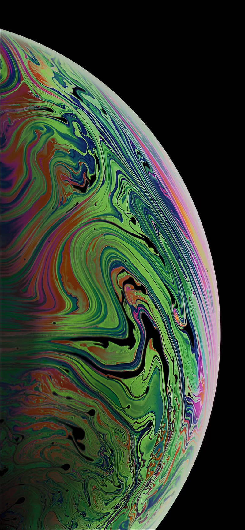 iPhone 12 桌布 壁紙 — 一個充滿活力的旋轉肥皂泡，帶有彩虹般的虹彩顏色，漂浮在純黑背景上。