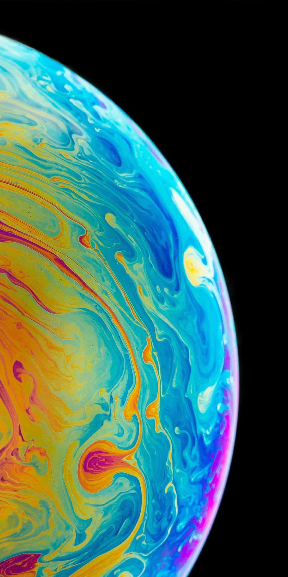 一個色彩繽紛的旋轉肥皂泡，帶有虹彩色調，背景為黑色。 — Google pixel 壁紙