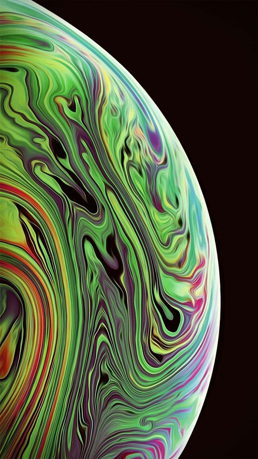 iPhone X Oled 桌布 壁紙 — 一個充滿活力的旋轉肥皂泡，帶有霓虹綠、紫色和紅色色調，背景為深色。