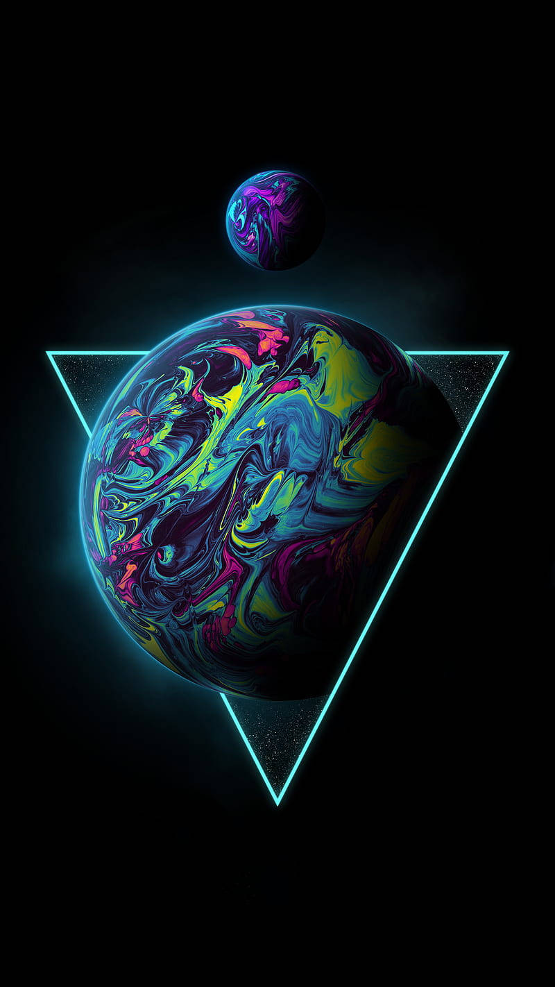 霓虹月亮 桌布 壁紙 — 一個充滿活力的旋轉行星在霓虹三角形內發光，背景是黑暗的宇宙，上方有一個較小的行星。