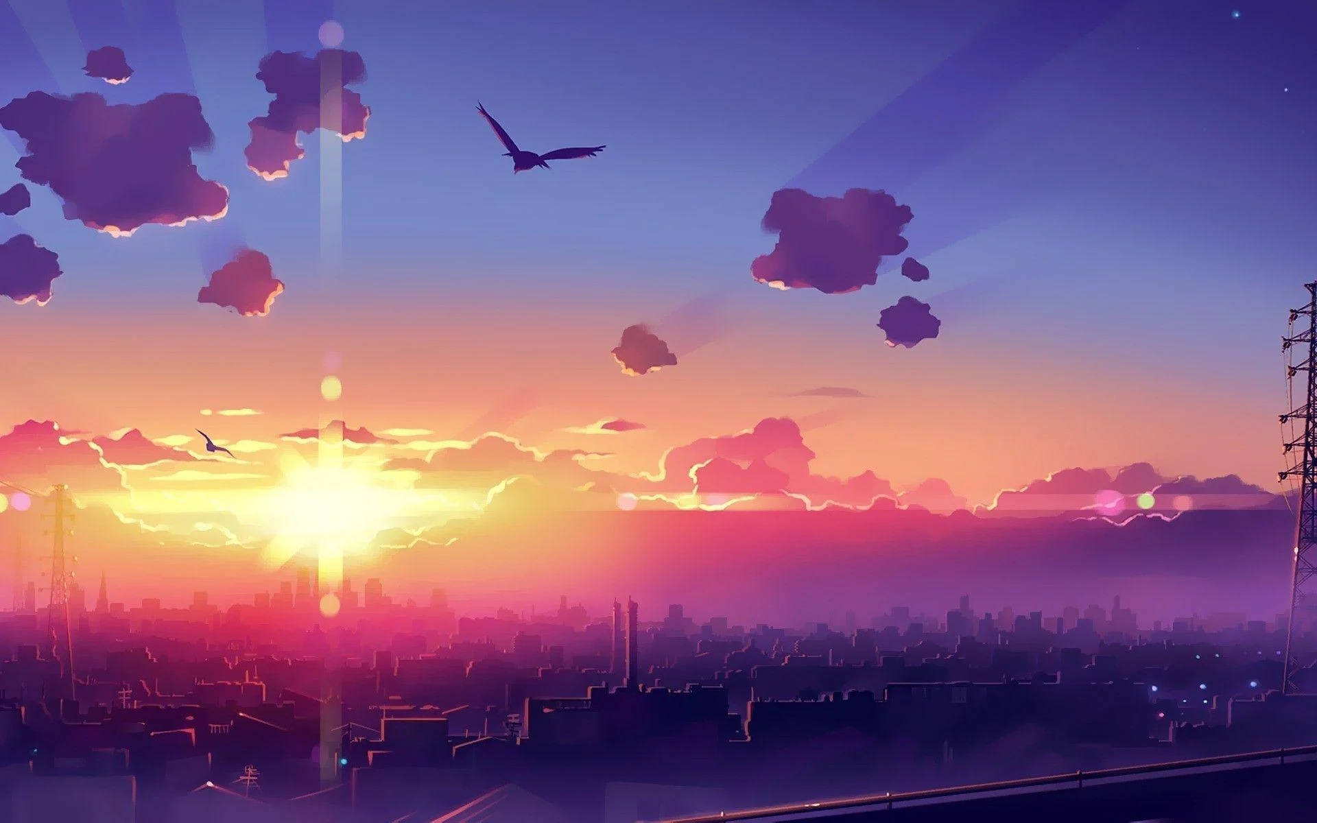 夕陽天空 桌布 壁紙 — 一個充滿活力的日落，城市天際線上有紫色、粉紅色和橙色的天空，鳥兒飛翔，燦爛的陽光穿透雲層。