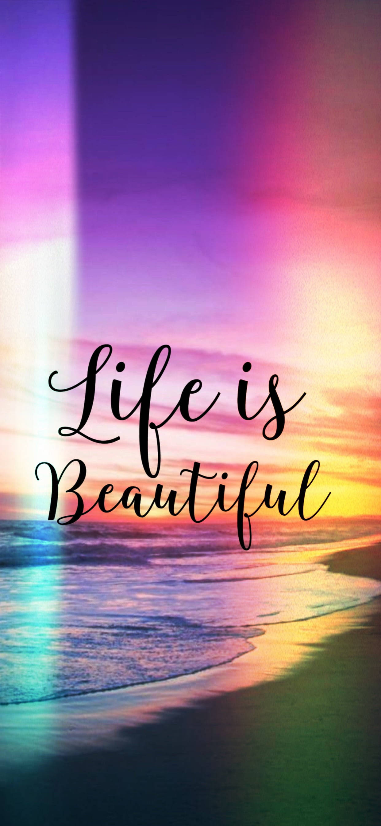 Positive Quotes 桌布 壁紙 — 一個充滿活力的日落，海灘上波浪拍打岸邊，並以優雅字體寫著「Life is Beautiful」這句話。
