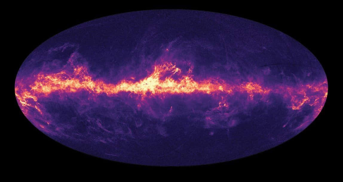 Galactic Center 桌布 壁紙 — 一個充滿活力的星系核心在深紫色宇宙背景下發出火熱的橙色和紅色光芒。