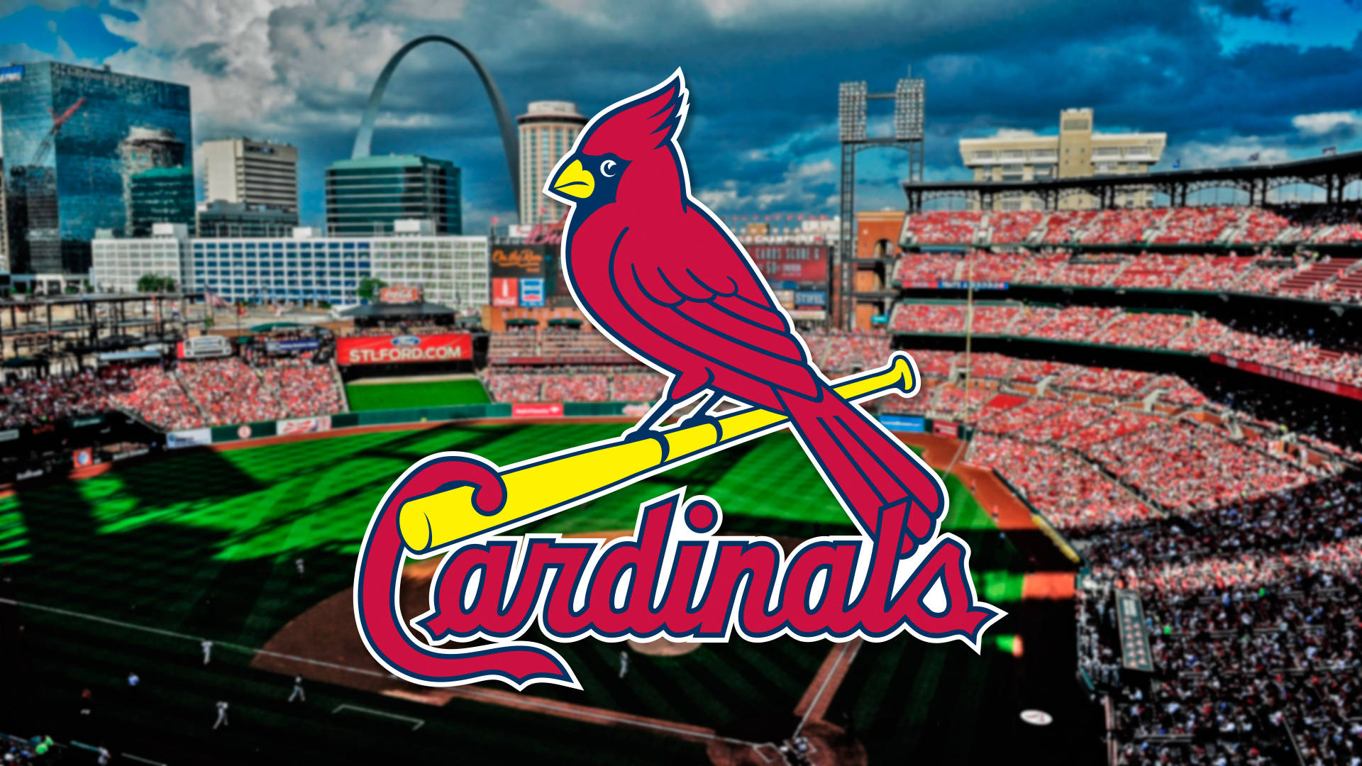 Cardinals 桌布 壁紙 — 一個充滿活力的棒球場，在戲劇性的多雲天空下擠滿了球迷，背景是標誌性的蓋特威拱門。