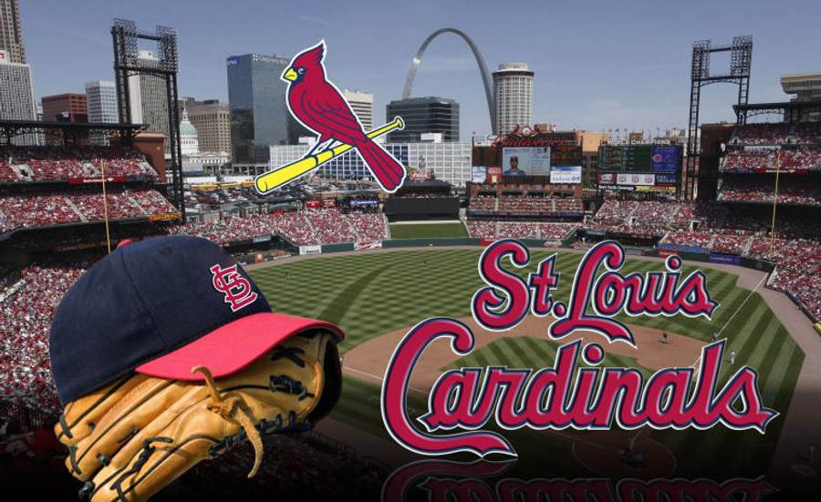 Cardinals 桌布 壁紙 — 一個充滿活力的棒球場，擠滿了球迷，在晴朗的藍天下，標誌性的聖路易斯拱門清晰可見。