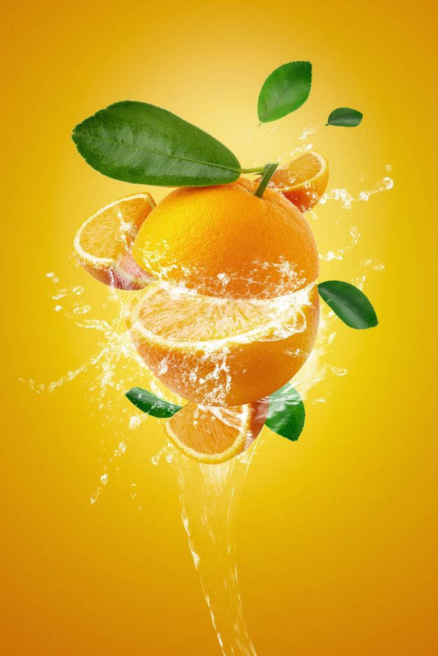 Fruit 桌布 壁紙 — 一個充滿活力的橙子在金黃色背景上爆出水花和綠葉。