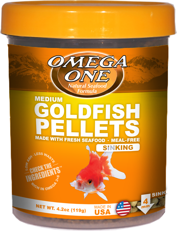 金魚 桌布 壁紙 — 一個充滿活力的橙色Omega One金魚飼料罐，在溫暖的漸變背景上有一個鮮紅色的金魚插圖。
