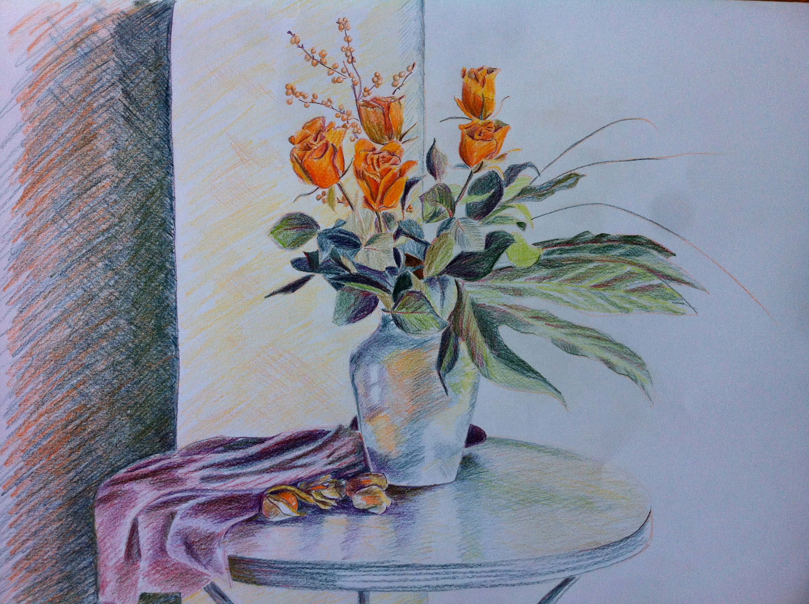 Flower Drawing 桌布 壁紙 — 一個充滿活力的橙色玫瑰花束放在玻璃花瓶裡，置於圓桌上，旁邊有垂下的紫色布料和散落的花瓣。