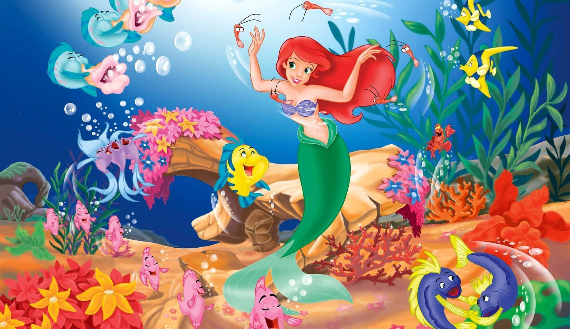 美人魚 桌布 壁紙 — 一個充滿活力的水下場景， featuring 美人魚愛麗兒，紅髮綠尾，被色彩繽紛的珊瑚魚和海草環繞。