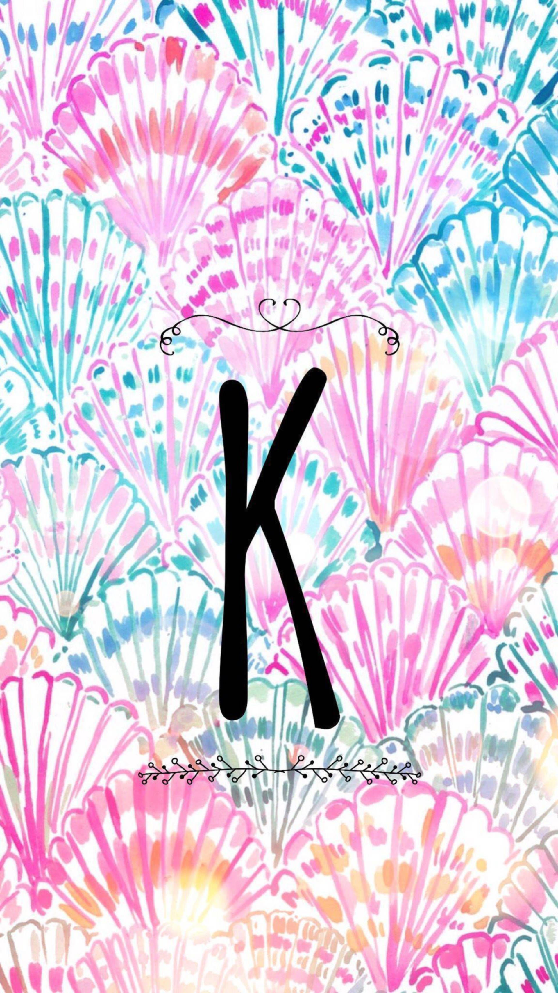 字母K動圖 桌布 壁紙 — 一個充滿活力的水彩圖案，包含粉紅色和藍色的貝殼，中央有一個粗體黑色字母K。