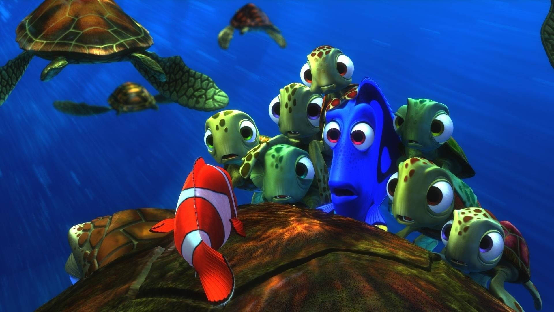 nemo 桌布 壁紙 — 一個充滿活力的海底場景，多莉和尼莫被好奇的海龜包圍在深藍色的海洋水域中。